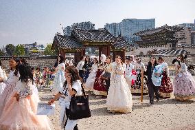 Sejong Institute Excellent Students Enjoy Gyeongbokgung In Hanbok During Invitational Training