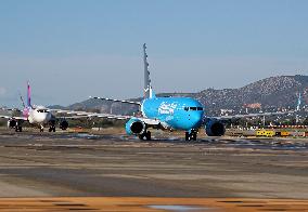 Barcelona airport aircraft on the runway