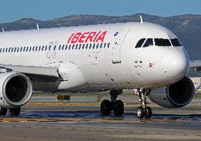 Barcelona airport aircraft on the runway