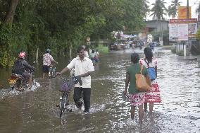 Sri Lankan People Hit By Adverse Weather