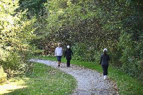 Unseasonably Warm Weather In Southern Ontario