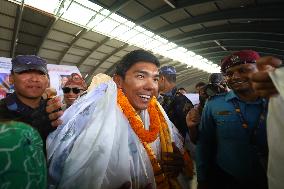 Record Holding Mountain Climbers Gets Rousing Welcome Upon Arrival Back Home