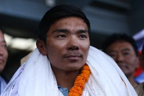 Record Holding Mountain Climbers Gets Rousing Welcome Upon Arrival Back Home