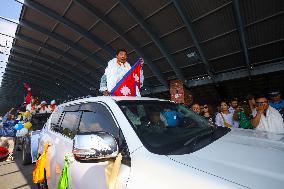 Record Holding Mountain Climbers Gets Rousing Welcome Upon Arrival Back Home