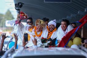 Record Holding Mountain Climbers Gets Rousing Welcome Upon Arrival Back Home