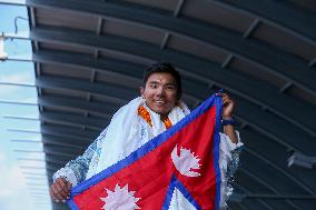 Record Holding Mountain Climbers Gets Rousing Welcome Upon Arrival Back Home