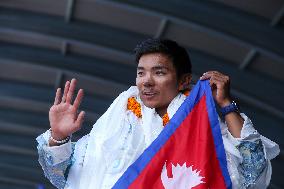 Record Holding Mountain Climbers Gets Rousing Welcome Upon Arrival Back Home