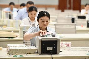 Bank Employee Counting Skills Competition