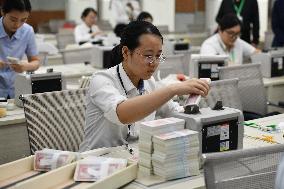 Bank Employee Counting Skills Competition