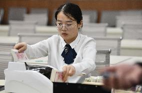 Bank Employee Counting Skills Competition