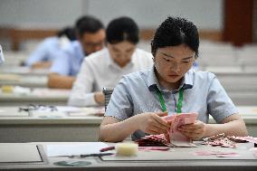 Bank Employee Counting Skills Competition