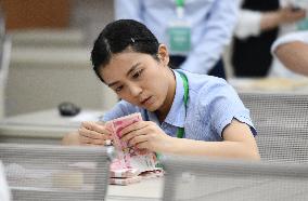 Bank Employee Counting Skills Competition