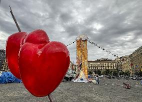 The New Installation in Piazza Municipio Causing Discussion - Naples