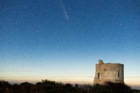 Comet Tsuchinshan-ATLAS (C/2023 A3) Appears Over Torre del Pizzo, Gallipoli, Italy