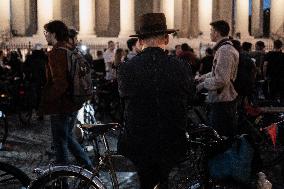 In Paris, The Cycling Community Rallies, Pays Tribute And Denounces Road Violence