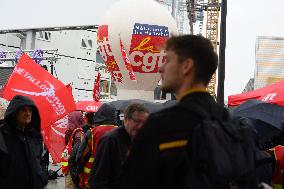 Several Hundred CGT Activists Outside the Paris Motor Show