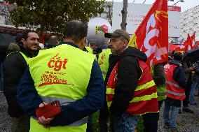 Several Hundred CGT Activists Outside the Paris Motor Show