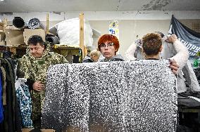 Zaporizhzhia volunteers make anti-thermal imaging ponchos for military