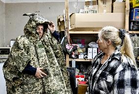 Zaporizhzhia volunteers make anti-thermal imaging ponchos for military