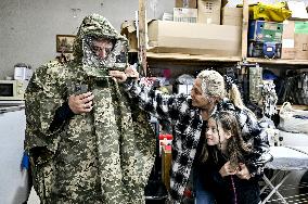 Zaporizhzhia volunteers make anti-thermal imaging ponchos for military