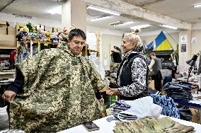 Zaporizhzhia volunteers make anti-thermal imaging ponchos for military