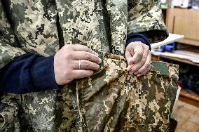 Zaporizhzhia volunteers make anti-thermal imaging ponchos for military