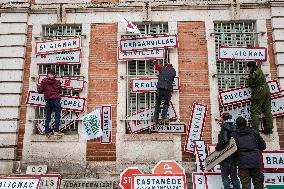 Farmers Hang City Panels On The Facade Of The Prefecture - Montauban