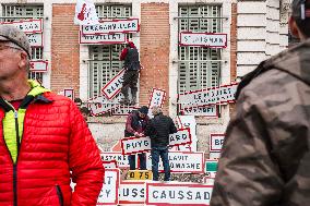 Farmers Hang City Panels On The Facade Of The Prefecture - Montauban