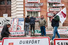 Farmers Hang City Panels On The Facade Of The Prefecture - Montauban