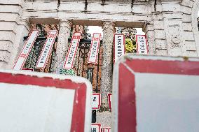 Farmers Hang City Panels On The Facade Of The Prefecture - Montauban