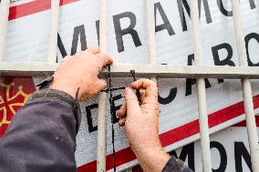 Farmers Hang City Panels On The Facade Of The Prefecture - Montauban