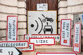 Farmers Hang City Panels On The Facade Of The Prefecture - Montauban