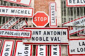 Farmers Hang City Panels On The Facade Of The Prefecture - Montauban