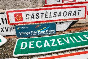 Farmers Hang City Panels On The Facade Of The Prefecture - Montauban