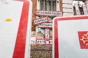 Farmers Hang City Panels On The Facade Of The Prefecture - Montauban