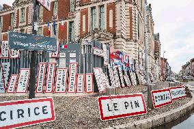 Farmers Hang City Panels On The Facade Of The Prefecture - Montauban