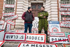 Farmers Hang City Panels On The Facade Of The Prefecture - Montauban