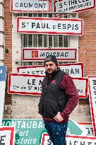 Farmers Hang City Panels On The Facade Of The Prefecture - Montauban