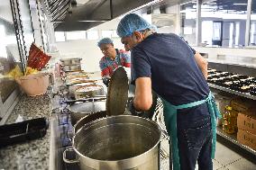 Lebanese Volunteers Prepare Meals for Displaced Amid Israel-Hezbollah Conflict