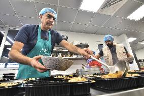 Lebanese Volunteers Prepare Meals for Displaced Amid Israel-Hezbollah Conflict