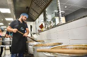 Lebanese Volunteers Prepare Meals for Displaced Amid Israel-Hezbollah Conflict