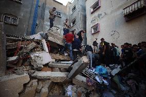 Palestinians Inspect Buildings Bombed