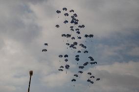 Khan Younis receives 1st airdrop of humanitarian aid since mid-July - Gaza