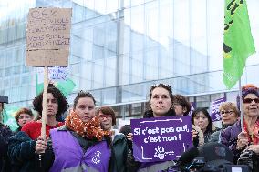 Rally in front of the court against sexual violence - Paris