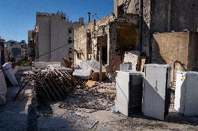 Lebanese military attempts to evacuate displaced people from a Beirut building