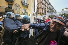 Protesters And Police Clash As G7 Security Summit - Naples