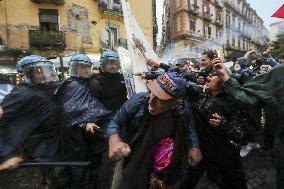 Protesters And Police Clash As G7 Security Summit - Naples