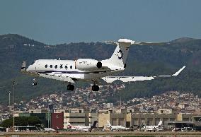 Diverse aircraft landing