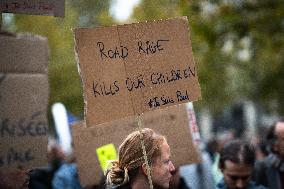 Several Hundred Demonstrators In Paris To Pay Tribute To Cyclist Paul Varry