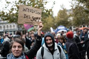 Several Hundred Demonstrators In Paris To Pay Tribute To Cyclist Paul Varry